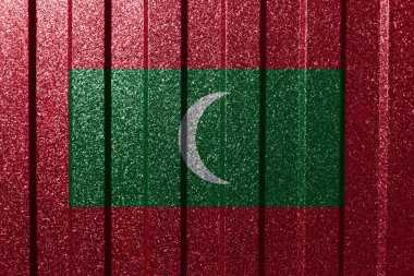 Metal duvarda desenli Maldivler bayrağı. Çizgileri olan renkli doğal soyut geometrik arkaplan.