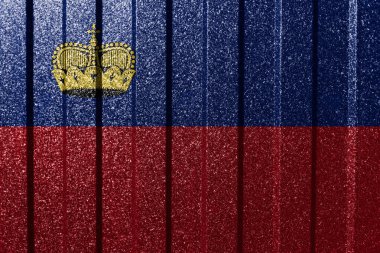 Metal duvarda Liechtenstein 'in desenli bayrağı. Çizgileri olan renkli doğal soyut geometrik arkaplan.