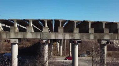 Viyadük 'ün bitmemiş bölümünün havadan görüntüsü. Terk edilmiş şehir karayolu köprüsü. Drone videosu.