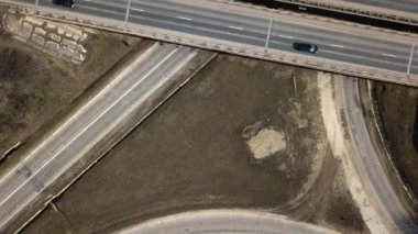Eski otoyol ve üst geçidin havadan görüntüsü. Drone videosu.