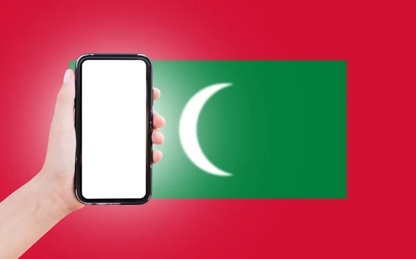 Férfi Kéz Gazdaság Okostelefon Üres Képernyőn Háttér Homályos Zászló Maldív — Stock Fotó