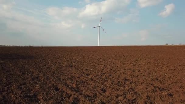 Widok Lotu Ptaka Turbiny Wiatrowej Polu Rolniczym Nagrywanie Wideo Drona — Wideo stockowe