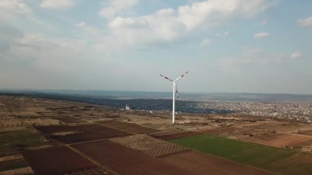 农业领域风力涡轮机的航空视图 从无人机拍摄视频 环境概念 风车生产绿色能源 肥沃的土壤土地 — 图库视频影像