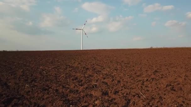 Flygfoto Över Vindkraftverk Jordbruksområdet Fotograferar Video Från Drönare Miljökoncept Väderkvarn — Stockvideo