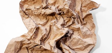 Buruşmuş bej renkli kağıt beyaz arkaplanda izole edildi.