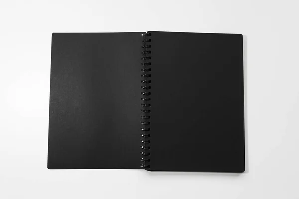 Close Notebook Preto Aberto Sobre Fundo Branco — Fotografia de Stock