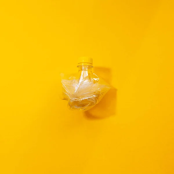 Nahaufnahme Einer Zerknitterten Plastikflasche Isoliert Auf Gelbem Hintergrund — Stockfoto
