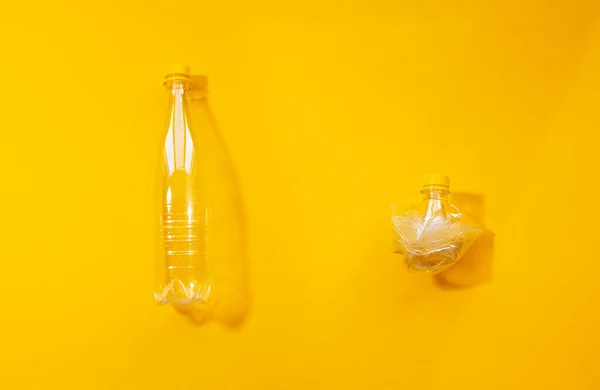 Set Due Bottiglie Plastica Vuote Piene Accartocciate Collage Isolato Fondo — Foto Stock