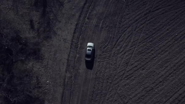 Вид Зверху Сірий Автомобіль Бездоріжжя Брудних Сільських Дорогах Зйомки Безпілотниками — стокове відео
