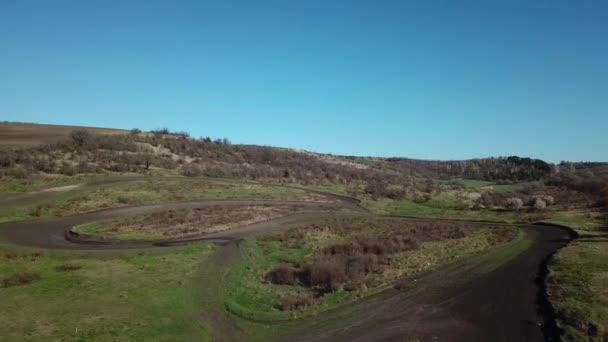 蓝天背景下无人机在野外拍摄中的集合道路航图 — 图库视频影像