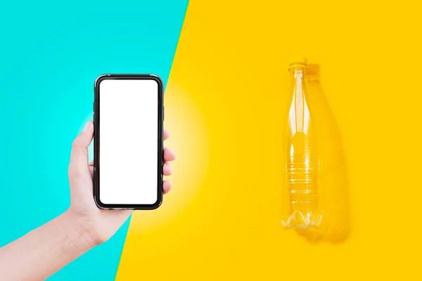 Smartphone Prázdným Obrazovce Mužské Ruce Průhledné Plastové Láhve Pozadí Žluté — Stock fotografie