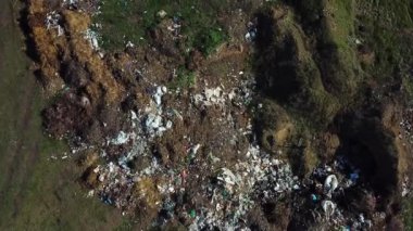 Yeşil alandaki çöp yığınının havadan görünüşü. Çevresel konsept. İnsansız hava aracı görüntüleri.
