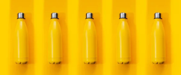 Set Botellas Agua Termo Acero Color Amarillo Sobre Fondo Amarillo — Foto de Stock