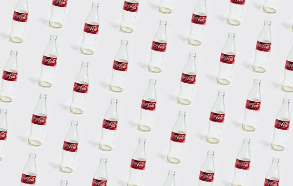 Padrão Garrafas Vazias Cola Coca Isoladas Fundo Branco Chisinau Moldávia — Fotografia de Stock