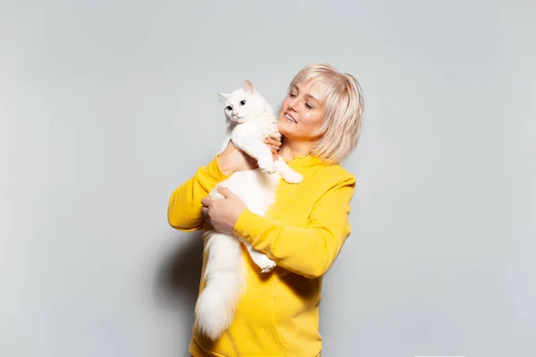 Retrato Estudio Una Mujer Rubia Feliz Sosteniendo Gato Esponjoso Con —  Fotos de Stock