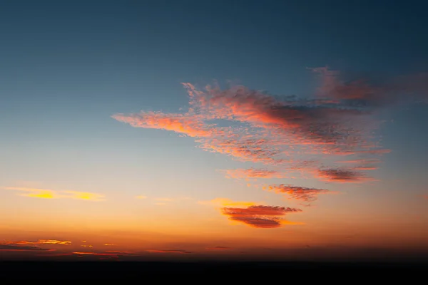 Landschaft Des Schönen Bewölkten Himmels Bei Sonnenuntergang Farbenfroher Natürlicher Hintergrund — Stockfoto