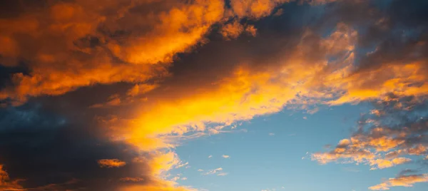 Lansekap Indah Langit Berawan Saat Matahari Terbenam Warna Warni Latar — Stok Foto