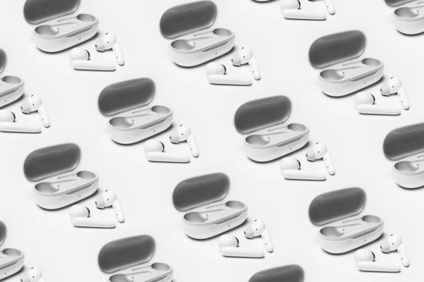 Візерунок Бездротових Навушників Відкритий Корпус Зарядного Пристрою Ізольовано Білому Тлі — стокове фото