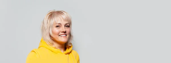 Studio Smilende Blond Kvinne Med Hettegenser Hvit Bakgrunn Bannerbilde Panoramautsikt – stockfoto