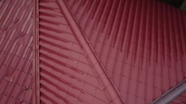 House Metal çatısının havadan görünüşü kırmızı renkte. İnsansız hava aracı görüntüleri.