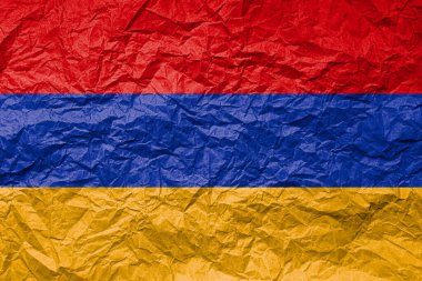 Buruşmuş kağıt üzerinde Ermenistan bayrağı. Desenli arkaplan.