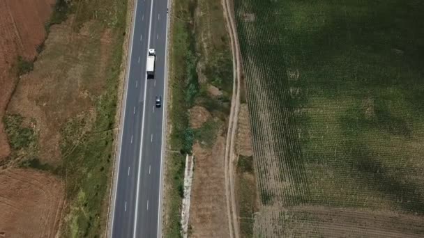 農業分野での高速道路の空中ビュー ドローン映像 自然景観 — ストック動画