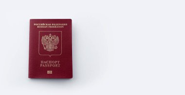Rus pasaportunun yakın plan kopyaları beyaz arka planda izole edilmiş. Panoramik pankart görünümü.