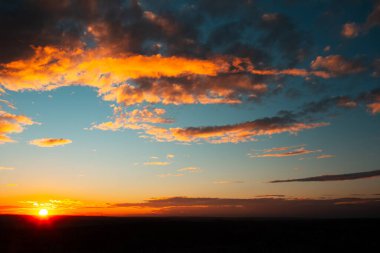 Siyah bulutlu renkli bir gün batımı. Gökyüzünün doğal güzel manzarası.