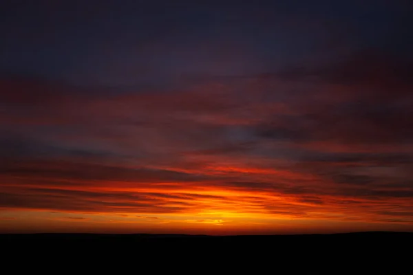 Naturalny Krajobraz Pięknego Ciemnego Zachodu Słońca — Zdjęcie stockowe