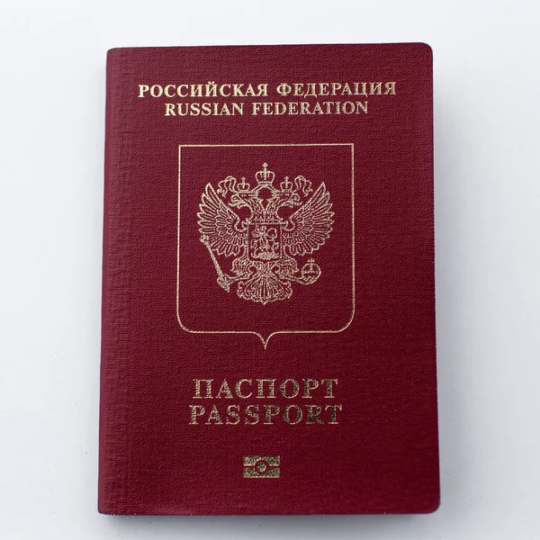 Κοντινό Πλάνο Του Κόκκινου Ρωσικού Διαβατηρίου Που Απομονώθηκε Λευκό Φόντο — Φωτογραφία Αρχείου