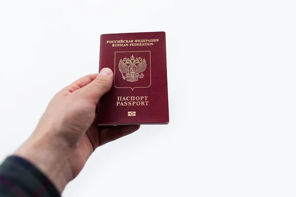 Detailní Záběr Mužské Ruky Dává Ruský Pas Izolované Bílém Pozadí — Stock fotografie