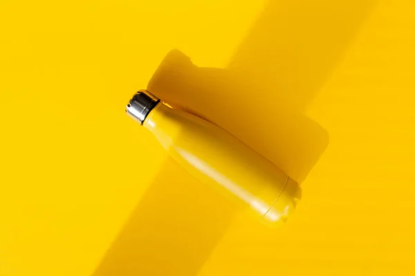 Збільшений Вигляд Пляшки Термо Жовтому Тлі — стокове фото
