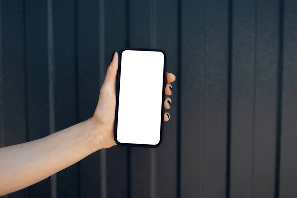 Närbild Kvinnliga Handen Håller Smartphone Med Tomt Skärmen Bakgrund Svart — Stockfoto