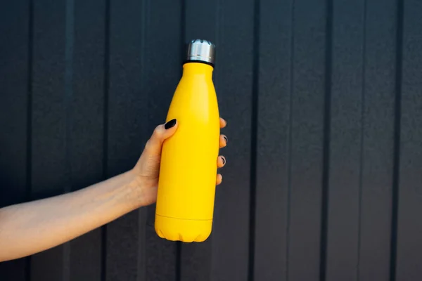 Зблизька Жіноча Рука Тримає Термо Пляшку Жовтого Кольору Тлі Блек — стокове фото