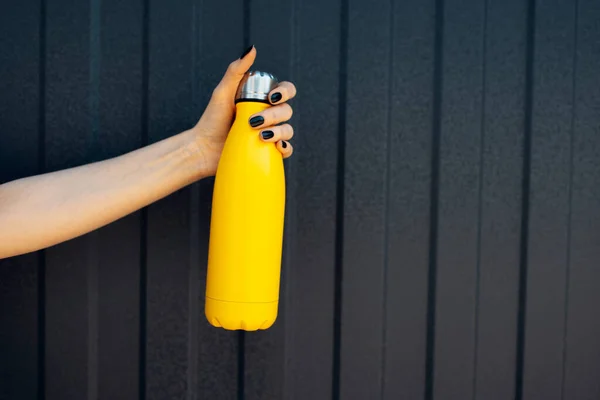 Κοντινό Πλάνο Του Γυναικείου Χεριού Κρατώντας Ένα Ατσάλινο Θερμοηλεκτρικό Μπουκάλι — Φωτογραφία Αρχείου