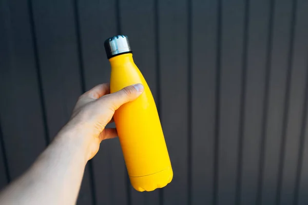 Primer Plano Mano Masculina Sosteniendo Botella Termo Color Amarillo Sobre — Foto de Stock