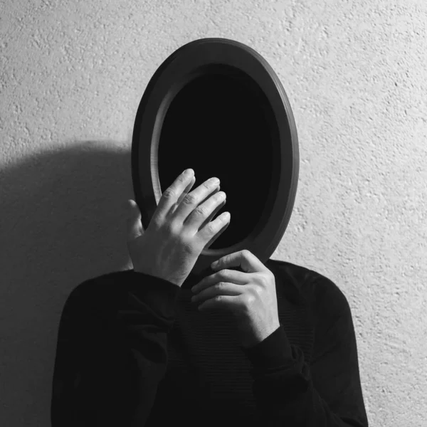 Черно Белый Студийный Портрет Молодого Человека Овальным Зеркалом Лице Касающимся — стоковое фото