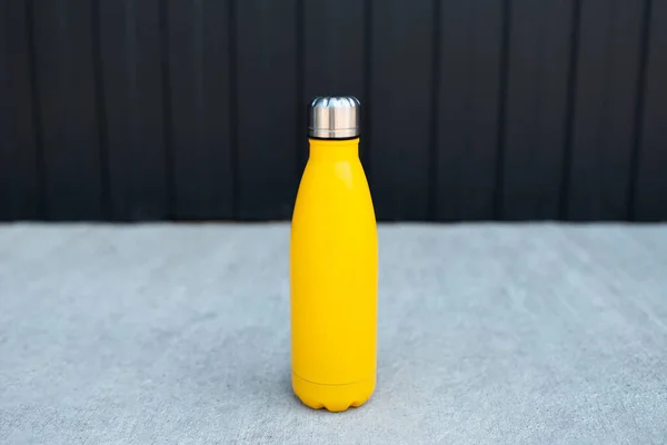 Primer Plano Botella Agua Termo Acero Color Amarillo Piso Hormigón — Foto de Stock