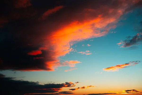 Colorido Atardecer Con Nubes Oscuras Hermoso Paisaje Natural Del Cielo — Foto de Stock