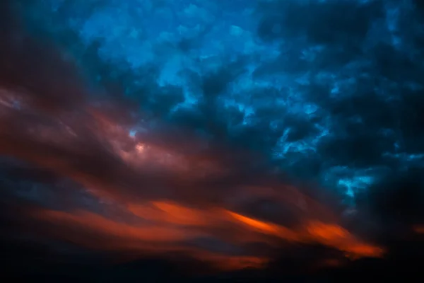 Kleurrijke Zonsondergang Met Donkere Wolken Natuurlijk Prachtig Landschap Van Lucht — Stockfoto