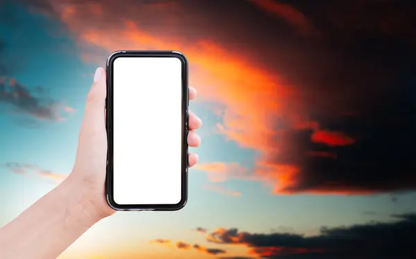 Smartphone Prázdným Prázdným Obrazovce Mužské Ruce Pozadí Zamračené Oblohy Při — Stock fotografie