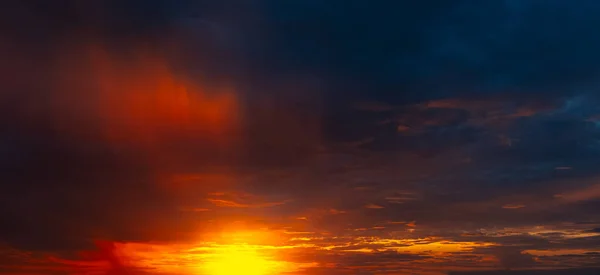 Natürliche Dramatische Landschaft Mit Schönen Farbenfrohen Dunklen Sonnenuntergang Oder Sonnenaufgang — Stockfoto