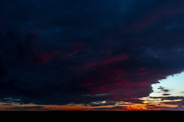 Natürliche Landschaft Mit Wunderschönem Sonnenuntergang Mit Sehr Dunklen Wolken — Stockfoto