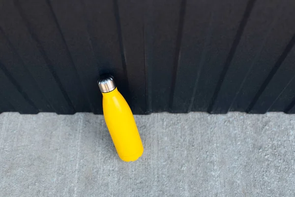 Górny Widok Stali Termo Butelka Wody Żółty Kolor Podłodze Betonu — Zdjęcie stockowe