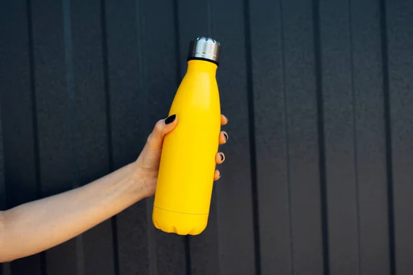 Mano Femenina Sosteniendo Una Botella Agua Termo Acero Color Amarillo — Foto de Stock