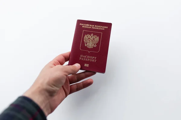 Close Van Mannelijke Hand Met Russisch Paspoort Geïsoleerd Witte Achtergrond Stockfoto