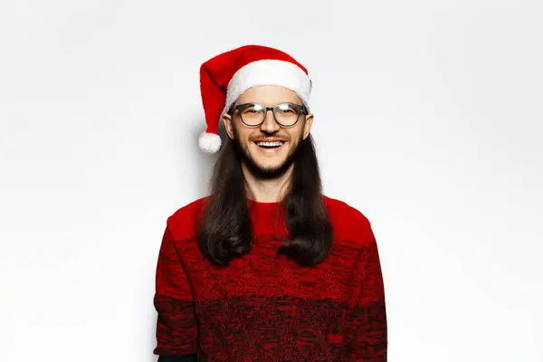 Studioporträt Eines Glücklichen Jungen Mannes Rotem Pullover Mit Nikolausmütze Und — Stockfoto