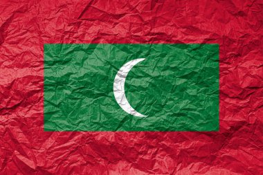 Buruşmuş kağıt üzerinde Maldivler bayrağı. Desenli arkaplan.