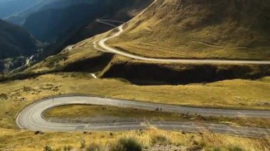 Transfagarasan yılanları dağlarda yol alır. Rüzgarlı bir günde doğal manzara.
