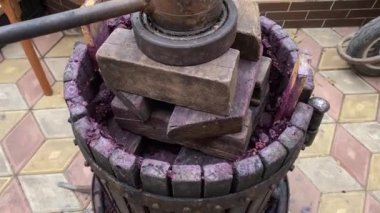 Eski şarap presi. Yakın çekim görüntüsü. Ev yapımı şarap üreticisi. 